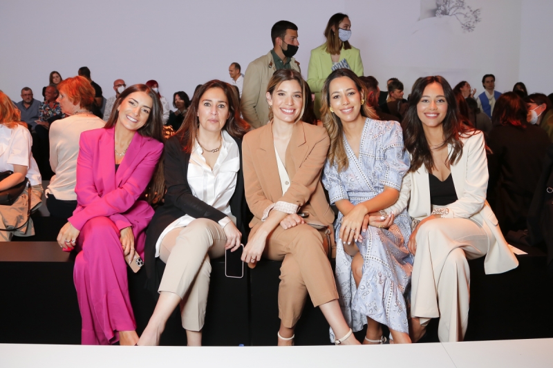 Joana Vaz, Teresa Madureira Pinto, Rosália Soares da Costa, Bárbara Corby e Bruna Corby no desfile da Jesus Peiro durante a Barcelona Bridal Fashion Week.